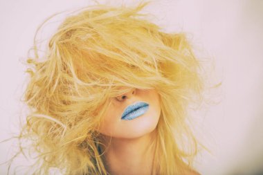 Yaratıcı makyaj ve saç