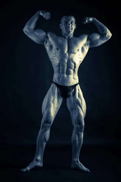 Ισχυρή με μυϊκή σώμα στο γυμναστήριο — Φωτογραφία Αρχείου