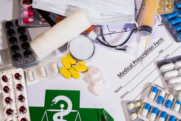 Medizinische Geräte: Tabletten, Blanko, Stethoskop — Stockfoto