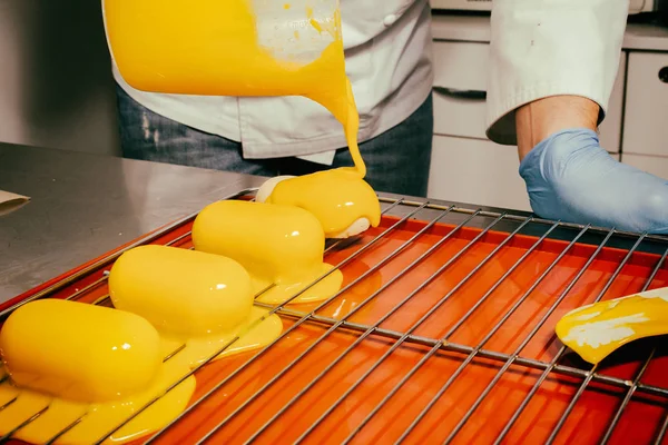 Kek sarı buzlanma ile hazırlanması — Stok fotoğraf