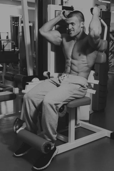 Utbildning processen män på gymmet — Stockfoto