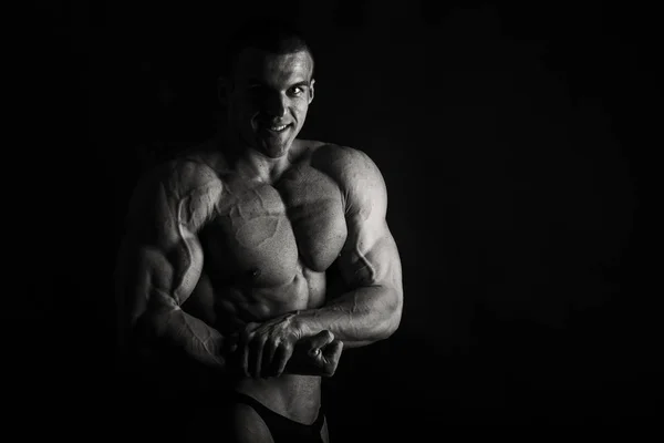 彼の背中と上腕二頭筋の筋肉、個人的なフィットネスのボディービルダー — ストック写真