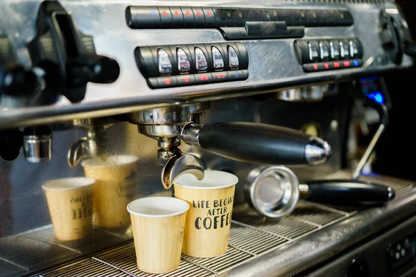 Koffie wordt bereid in een koffiezetapparaat — Stockfoto