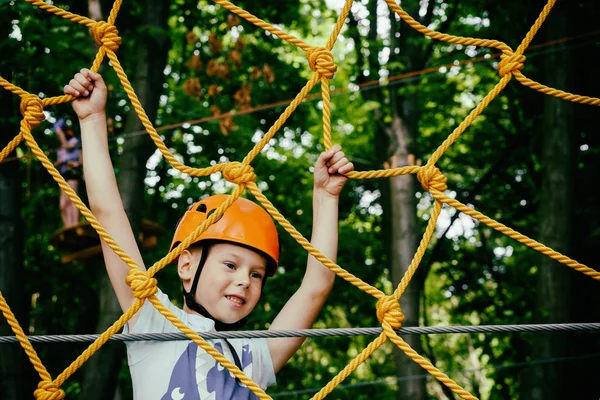 Halat Parkı çocuk tırmanıyor