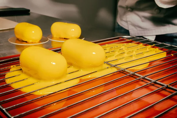 Preparación de pasteles amarillos — Foto de Stock