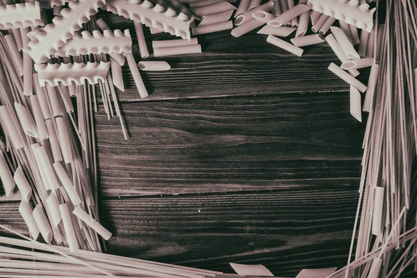 Makarony na dřevěný stůl — Stock fotografie