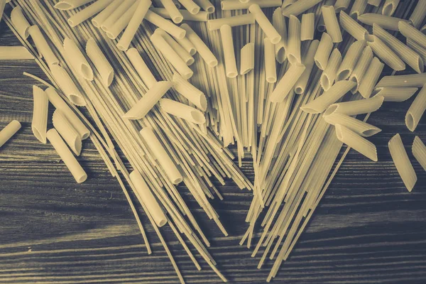 Ahşap arka planda farklı türde makarna.