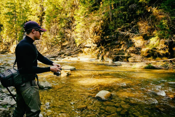 Fischer an einem schönen Gebirgsfluss im Wald — Stockfoto