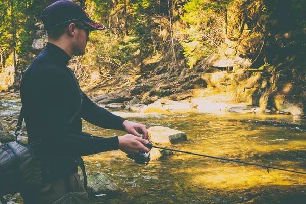 Pescador en un hermoso río de montaña en el bosque — Foto de Stock