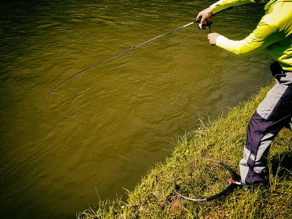 Pesca de spinning activa en el río — Foto de Stock