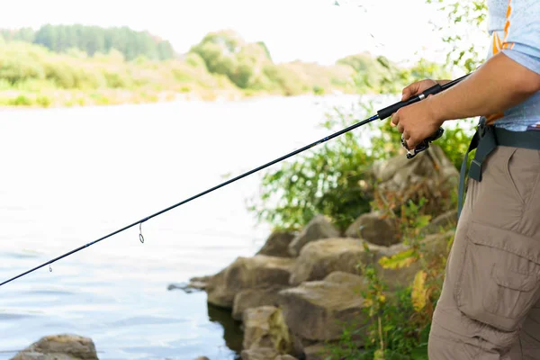 Il pescatore pesca sul lago — Foto Stock