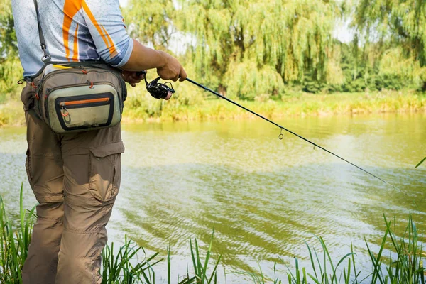 El pescador está pescando en el lago —  Fotos de Stock