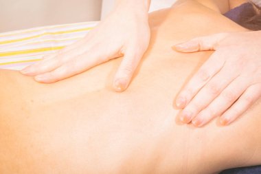 Spa salonunda masaj.