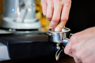 barmen bir kahve makinesi kahve hazırlar