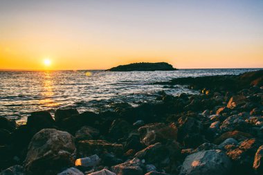 Denizin üzerinde gün batımı