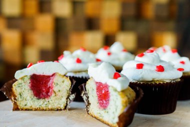 bir tepsi üzerinde pek çok güzel pastalar