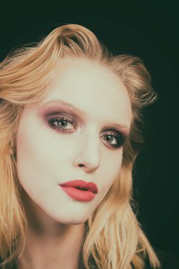 Seksi sarışın bir ceket