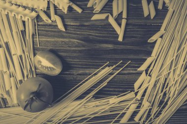 Domates ahşap arka plan ile makarna