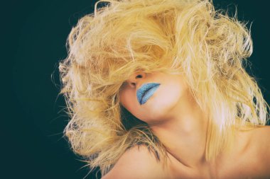 mavi dudaklı sarışın