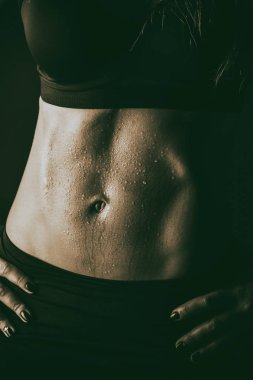 siyah arka plan seksi fitness kadın