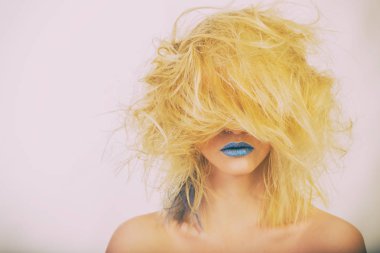 Yaratıcı makyaj ve saç