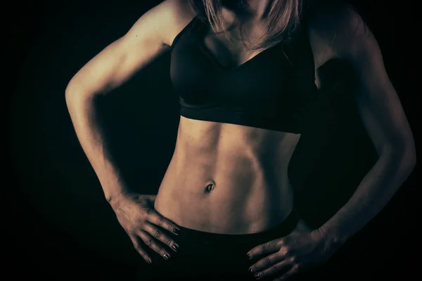 М'язиста молода жінка спортсменка — стокове фото