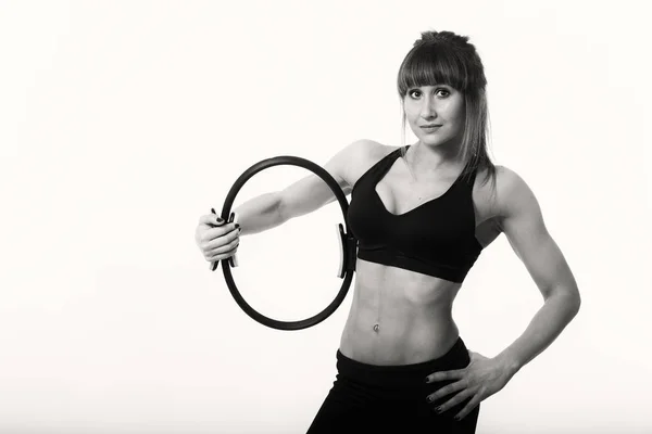 Sportovní dívka s piláhovým kroužkem — Stock fotografie