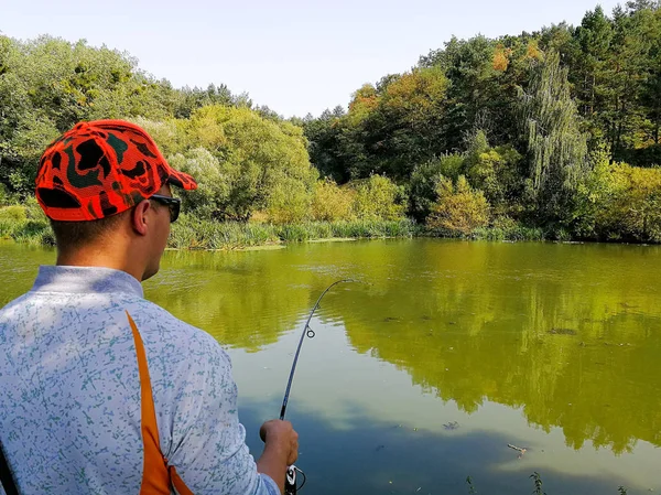 Der Fischer fischt im Sommer auf dem See — Stockfoto