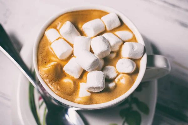 Eine Tasse Kaffee mit Marshmallows — Stockfoto
