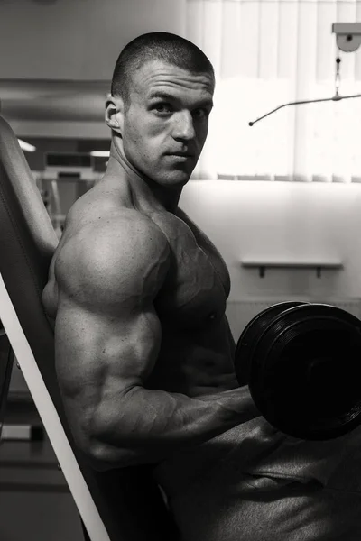 Proceso de entrenamiento de hombres en el gimnasio — Foto de Stock