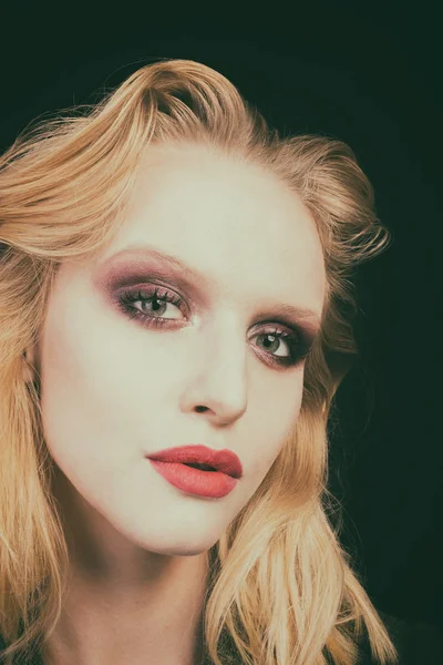 Seksi sarışın bir ceket