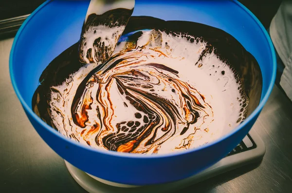 Mischen von Schokolade und Sahne. Sahnetorte — Stockfoto