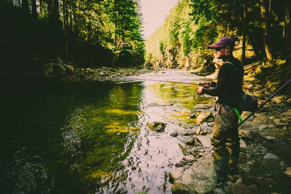 Pesca de truchas en el río de montaña — Foto de Stock