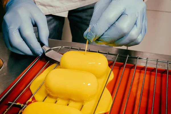 Preparación de brownies con glaseado amarillo — Foto de Stock