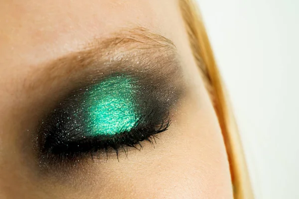 Make-up met groene schaduwen — Stockfoto