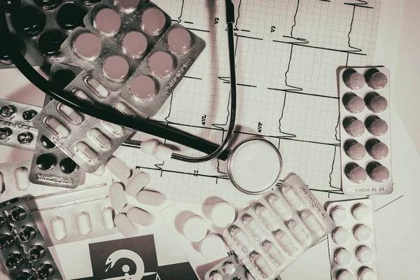 Аптека тема, капсульные таблетки с лекарственными антибиотиками в упаковке — стоковое фото