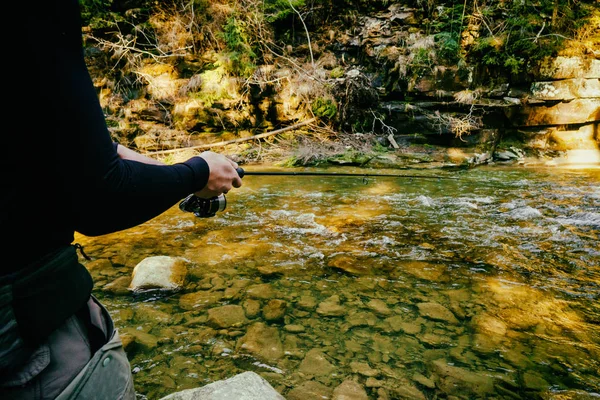 Pescador en un hermoso río de montaña en el bosque —  Fotos de Stock