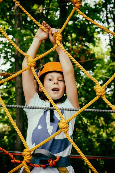 El chico sube al parque de cuerdas — Foto de Stock