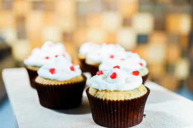 krema ve şekerlenmiş meyve ile muffins