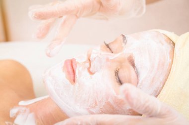 Kuaförde yüzü maskelenmiş.