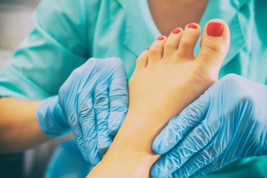 Usta ayak masajı yapıyor.