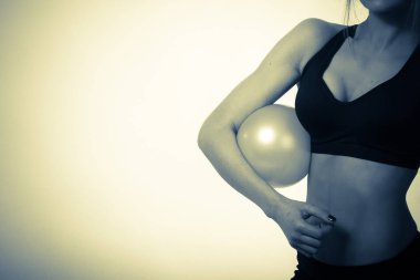 dambıllı bir spor figürü ile kız