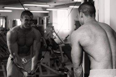 spor olarak güçlü bir adam