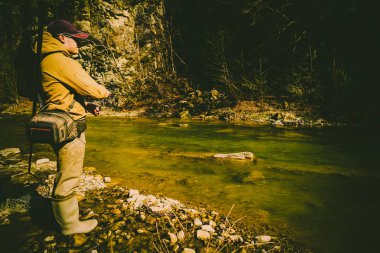 Balıkçı ormandaki bir güzel dağ Nehri üzerinde