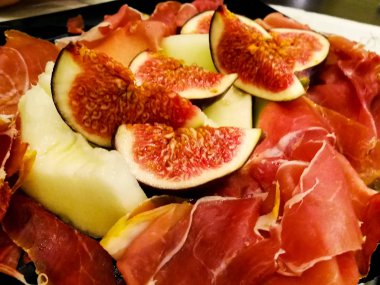 et ve incir bir plaka üzerinde parçalar