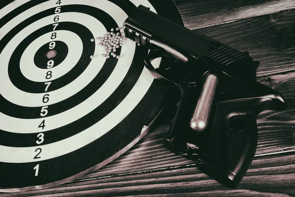 Air gun  and a target on the table — Stock Photo, Image