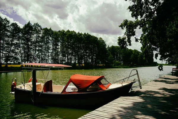 Nehirdeki tekne. — Stok fotoğraf