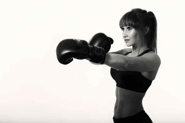 Chica en guantes de boxeo — Foto de Stock