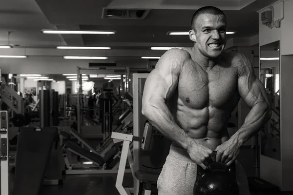 Processus d'entraînement hommes à la salle de gym — Photo