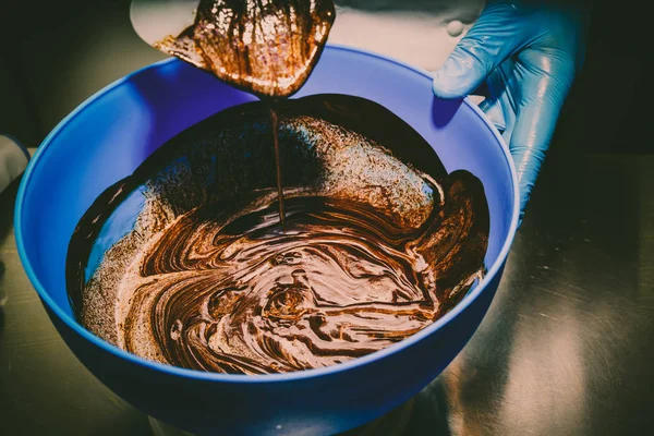 Змішування шоколадної глазурі. приготування торта — стокове фото